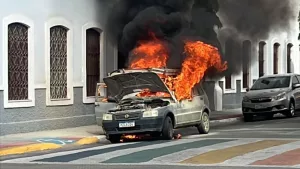 Carro pega fogo em frente ao antigo museu no Centro de Sobral