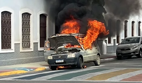 Carro pega fogo em frente ao antigo museu no Centro de Sobral