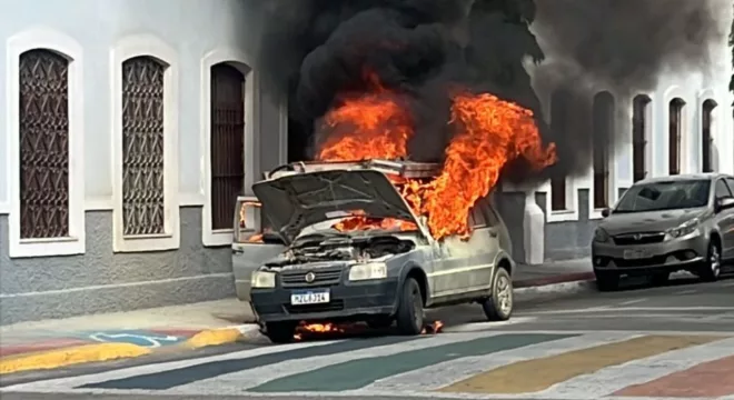 Carro pega fogo em frente ao antigo museu no Centro de Sobral