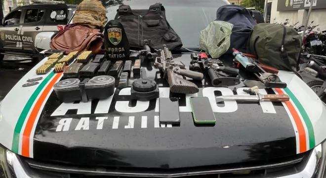 Dois fuzis, uma arma artesanal e mais de 500 munições foram apreendidos pela PMCE em Sobral