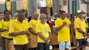 Homens durante evento que oficializa o “Dia Municipal do Terço dos Homens” em Juazeiro do Norte