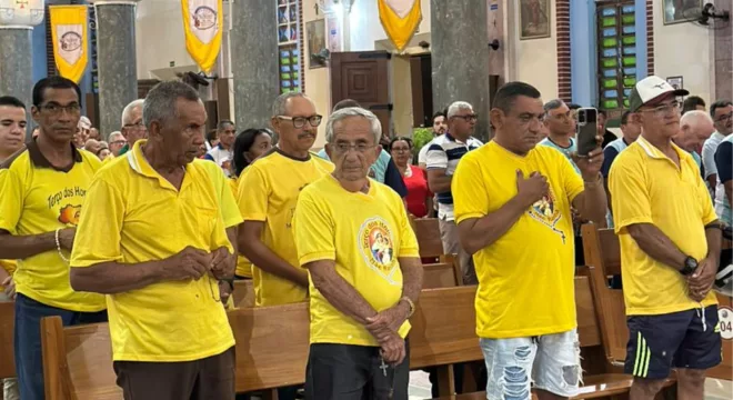 Homens durante evento que oficializa o “Dia Municipal do Terço dos Homens” em Juazeiro do Norte
