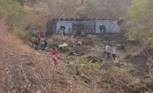 Ônibus de romeiros alagoanos que voltavam da romaria em Juazeiro do Norte capota e deixa feridos