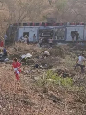 Ônibus de romeiros alagoanos que voltavam da romaria em Juazeiro do Norte capota e deixa feridos