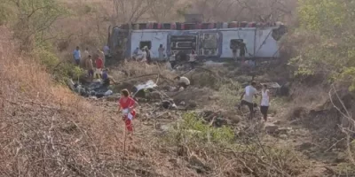 Ônibus de romeiros alagoanos que voltavam da romaria em Juazeiro do Norte capota e deixa feridos