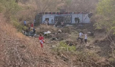 Ônibus de romeiros alagoanos que voltavam da romaria em Juazeiro do Norte capota e deixa feridos