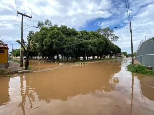 Ruas do bairro Lagoa Seca ficam alagadas após chuvas em Juazeiro do Norte nesta quarta-feira (4)