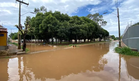 Ruas do bairro Lagoa Seca ficam alagadas após chuvas em Juazeiro do Norte nesta quarta-feira (4)