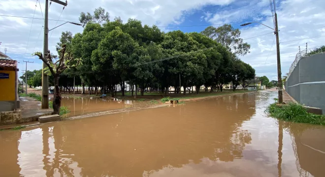 Ruas do bairro Lagoa Seca ficam alagadas após chuvas em Juazeiro do Norte nesta quarta-feira (4)