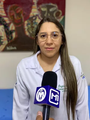 Ângela Rolim, fisioterapeuta intensivista do Hospital Santo Antônio, em Barbalha. A imagem mostra ela em frente a canopla no M1, durante entrevista para falar sobre Alzheimer.
