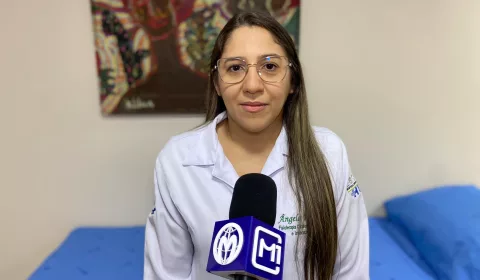 Ângela Rolim, fisioterapeuta intensivista do Hospital Santo Antônio, em Barbalha. A imagem mostra ela em frente a canopla no M1, durante entrevista para falar sobre Alzheimer.