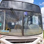 onibus escolar sucateado em barro