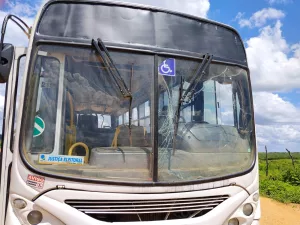 onibus escolar sucateado em barro