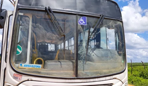 onibus escolar sucateado em barro