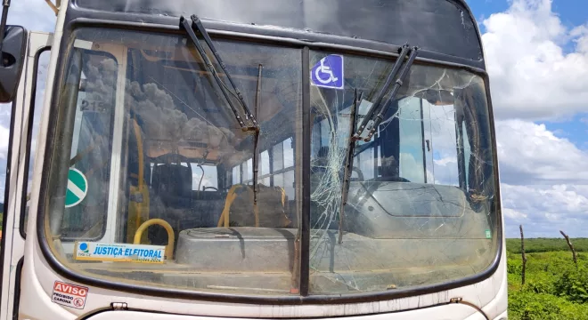 onibus escolar sucateado em barro