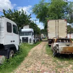 Veículos na rua deteriorados em Galpão no bairro Santo Antônio, em Juazeiro do Norte.