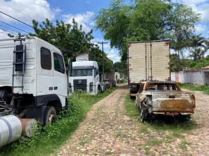 Veículos na rua deteriorados em Galpão no bairro Santo Antônio, em Juazeiro do Norte.