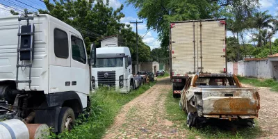 Veículos na rua deteriorados em Galpão no bairro Santo Antônio, em Juazeiro do Norte.