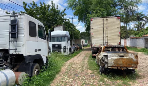 Veículos na rua deteriorados em Galpão no bairro Santo Antônio, em Juazeiro do Norte.