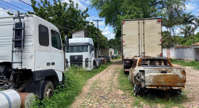 Veículos na rua deteriorados em Galpão no bairro Santo Antônio, em Juazeiro do Norte.