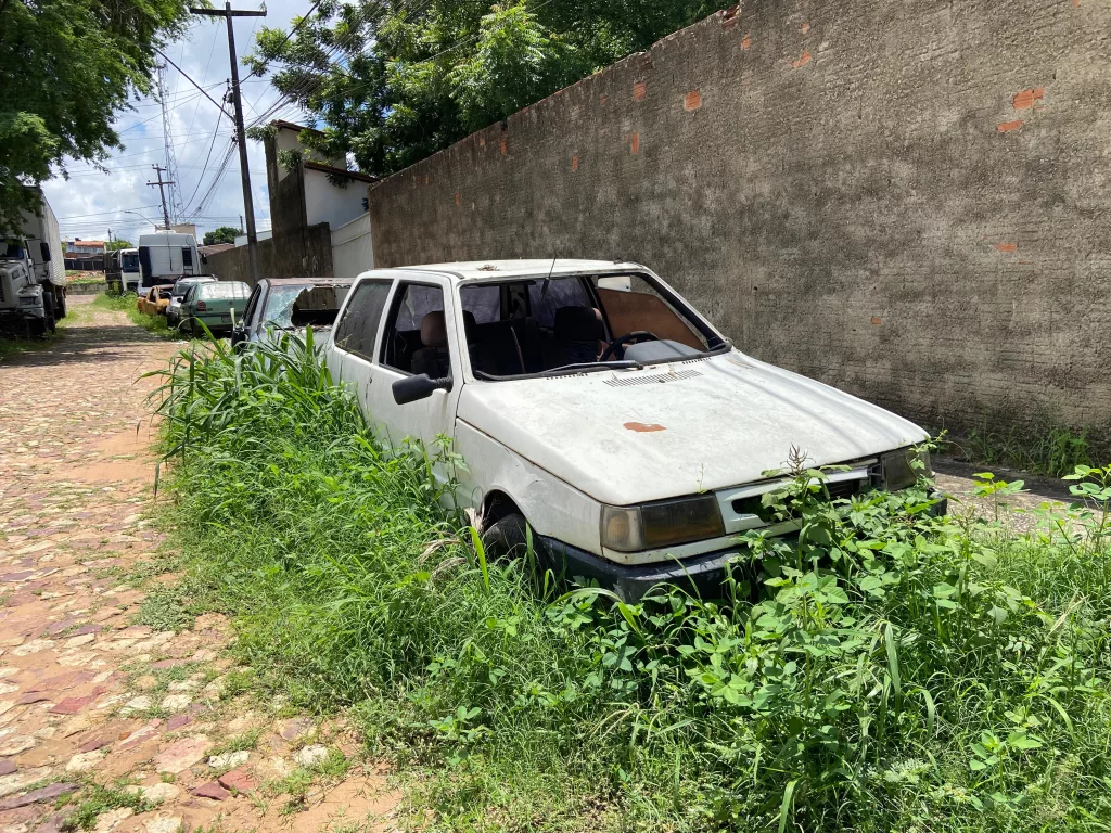 Veículos na rua deteriorados em Galpão no bairro Santo Antônio, em Juazeiro do Norte.