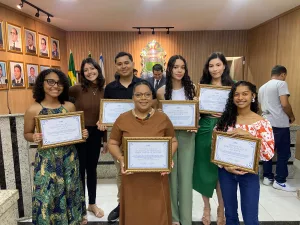 Professora e estudantes homenageados na Câmara do Crato