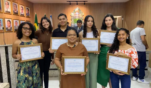 Professora e estudantes homenageados na Câmara do Crato
