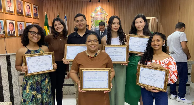 Professora e estudantes homenageados na Câmara do Crato