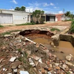 O problema, segundo relatos, é consequência direta das fortes chuvas e da deficiência no sistema de drenagem da área.