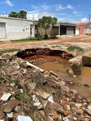 O problema, segundo relatos, é consequência direta das fortes chuvas e da deficiência no sistema de drenagem da área.
