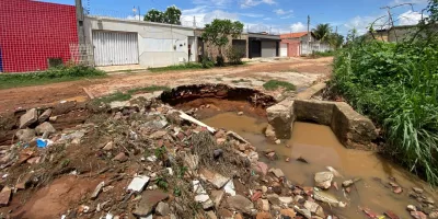 O problema, segundo relatos, é consequência direta das fortes chuvas e da deficiência no sistema de drenagem da área.