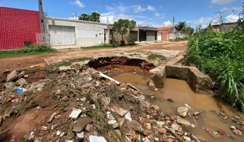 O problema, segundo relatos, é consequência direta das fortes chuvas e da deficiência no sistema de drenagem da área.