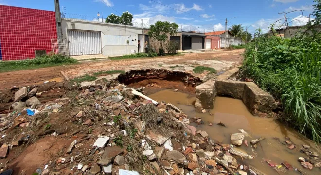 O problema, segundo relatos, é consequência direta das fortes chuvas e da deficiência no sistema de drenagem da área.
