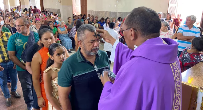 Missa de cinzas na Matriz de Juazeiro do Norte marca início do período de Quaresma.