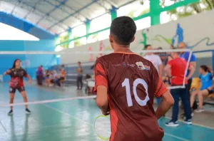 Jogos Escolares do Ceará em Juazeiro do Norte. Aluno jogando vôlei.