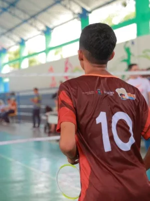 Jogos Escolares do Ceará em Juazeiro do Norte. Aluno jogando vôlei.