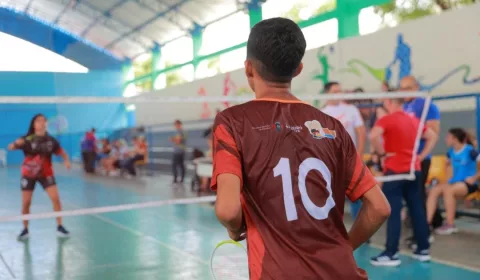 Jogos Escolares do Ceará em Juazeiro do Norte. Aluno jogando vôlei.