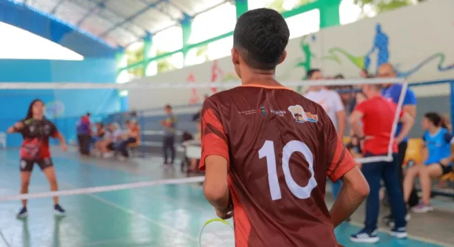 Jogos Escolares do Ceará em Juazeiro do Norte. Aluno jogando vôlei.