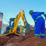 Pessoa trabalhanndo em obra de esgotamento sanitário no Crato.