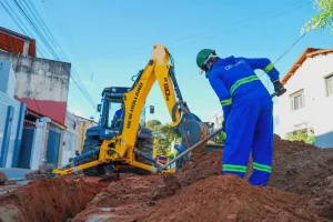 Pessoa trabalhanndo em obra de esgotamento sanitário no Crato.