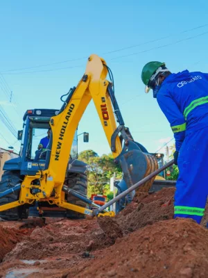 Pessoa trabalhanndo em obra de esgotamento sanitário no Crato.