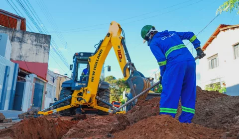 Pessoa trabalhanndo em obra de esgotamento sanitário no Crato.