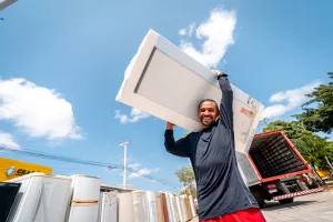 pessoa durante troca de geladeira em ação da enel ceará