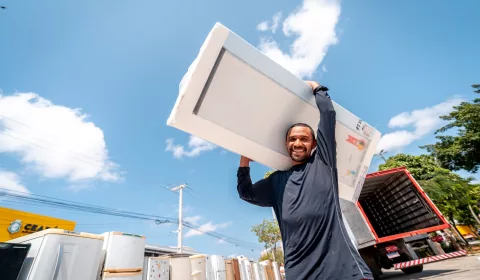 pessoa durante troca de geladeira em ação da enel ceará