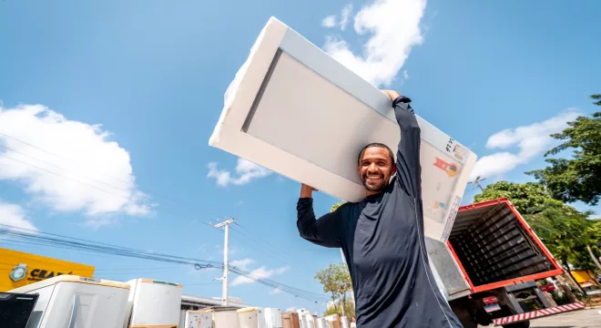pessoa durante troca de geladeira em ação da enel ceará
