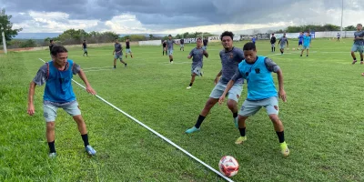 Atletas do clube Guarani de Juazeiro treinando.