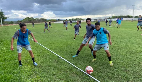 Atletas do clube Guarani de Juazeiro treinando.