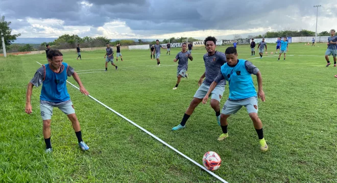 Atletas do clube Guarani de Juazeiro treinando.