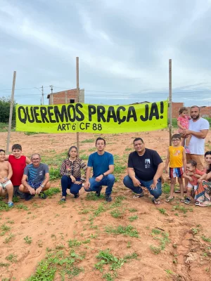 Moradores do bairro Monsenhor Murilo em Juazeiro do Norte, em frente a uma faixa com a frase: “Queremos praça já! Art° 6 da CF 88”.