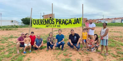 Moradores do bairro Monsenhor Murilo em Juazeiro do Norte, em frente a uma faixa com a frase: “Queremos praça já! Art° 6 da CF 88”.